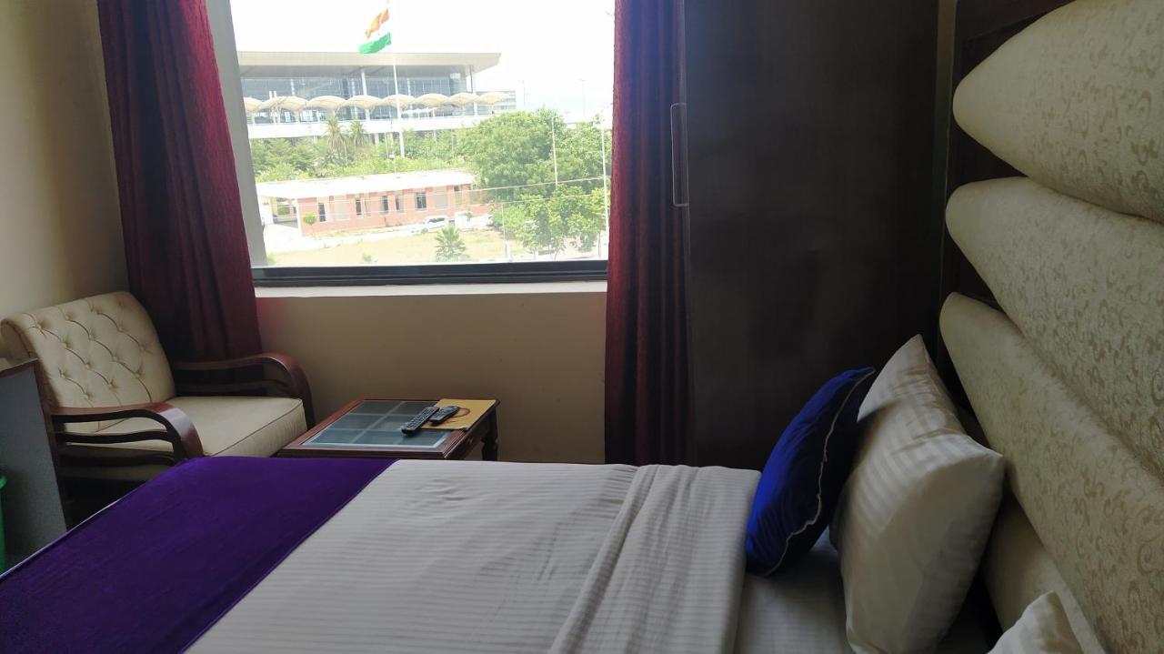 Hotel Eurasia Mohali International Airport Zirakpur Экстерьер фото